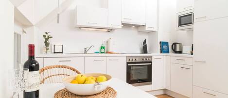 Een koelkast, een magnetron, een oven, een kookplaat