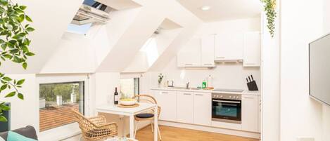 Kylskåp, mikrovågsugn, ugn och spishäll