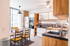 Geladeira, micro-ondas, fogão, cooktop