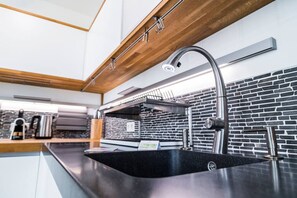 Fridge, microwave, oven, stovetop - Top of Belvedere Smart (Vienna)