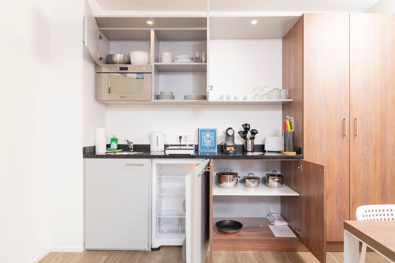 Réfrigérateur, micro-ondes, cafetière/bouilloire, grille-pain