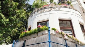 Een meerlaags gebouw met de naam 'CAFE RUDIGERHO' op de gevel.