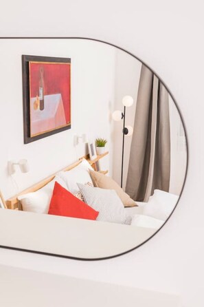 1 habitación, escritorio, tabla de planchar con plancha y cuna de viaje 