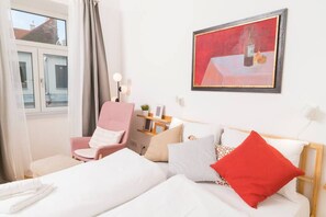 1 Schlafzimmer, Schreibtisch, Bügeleisen/Bügelbrett, Reisekinderbett