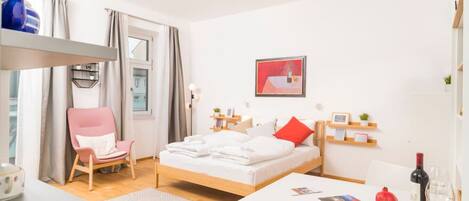 1 Schlafzimmer, Schreibtisch, Bügeleisen/Bügelbrett, Reisekinderbett