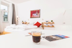 1 quarto, escrivaninha, ferros/tábuas de passar roupa, berço de viagem