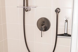 Amenidades de baño gratuitas, secadora de cabello, toallas 
