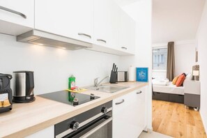 Fridge, microwave, oven, stovetop - Cozy Favoriten near Vienna train station (Vienna)