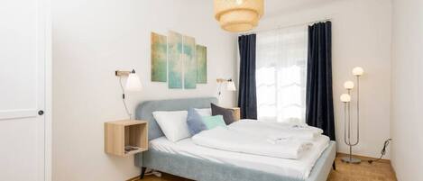 2 bedrooms, desk, WiFi