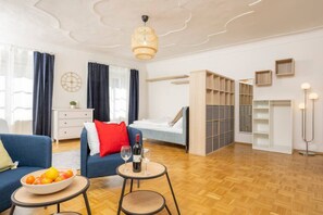 2 bedrooms, desk, WiFi