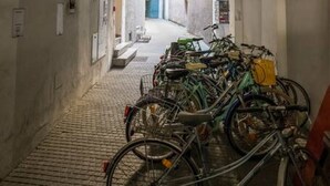 Un couloir en arc de cercle, avec des vélos garés au fond.