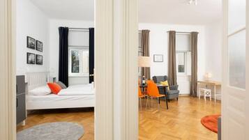 1 slaapkamer, een bureau, een strijkplank/strijkijzer, wifi