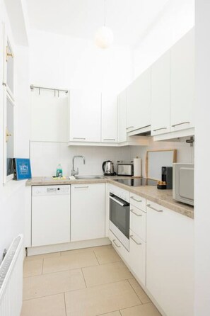 冷蔵庫、電子レンジ、オーブン、コンロ