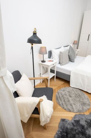 Een bureau, een strijkplank/strijkijzer, wifi, beddengoed