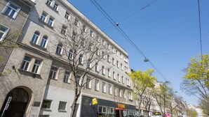 Monikerroksinen rakennus, jossa on suuret ikkunat ja selkeästi näkyvä liiketila.