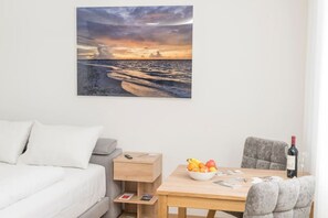 1 chambre, bureau, fer et planche à repasser, accès Internet