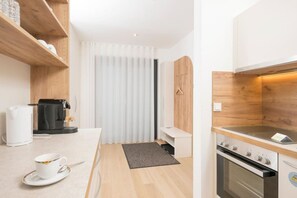 Frigorifero, microonde, forno, piano cottura