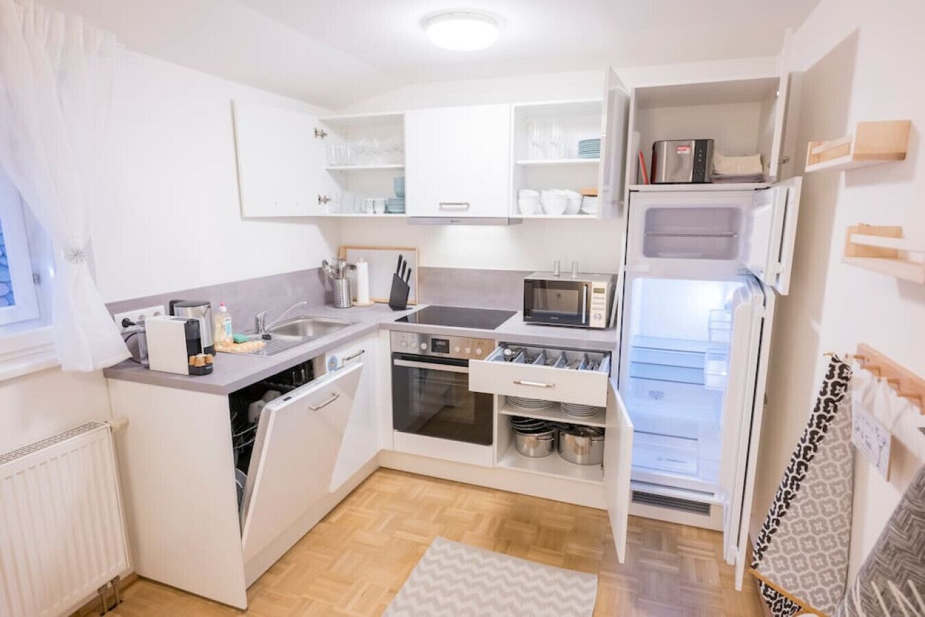 Kühlschrank, Mikrowelle, Ofen, Herdplatte