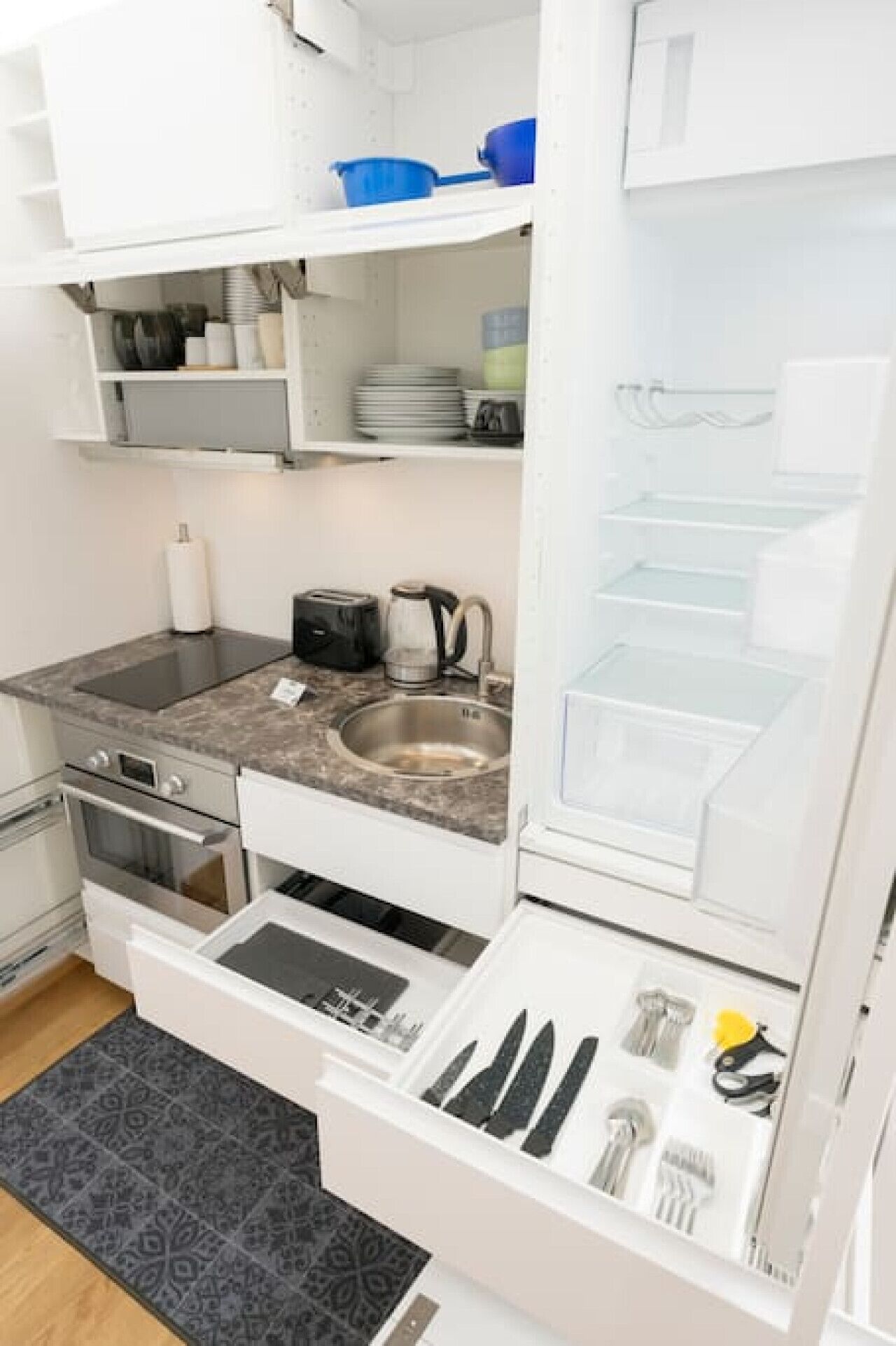Fridge, oven, stovetop, dishwasher