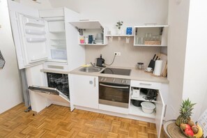 Een koelkast, een oven, een kookplaat, een vaatwasser