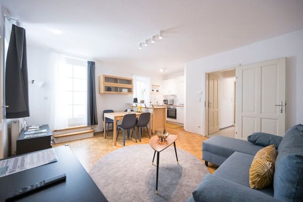 Un appartement moderne comprenant un salon, un coin repas et une cuisine.