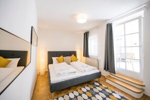 Planxa i posts de planxar, wifi i roba de llit 