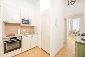 Fridge, microwave, oven, stovetop - Best of Hernals Top 24 (Vienna)