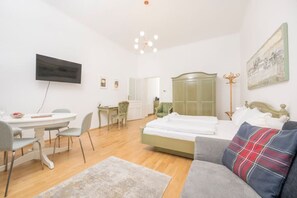 1 室のベッドルーム、デスク、アイロン / アイロン台、旅行用ベビーベッド