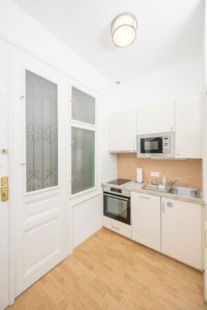 Fridge, microwave, oven, stovetop - Best of Hernals Top 24 (Vienna)