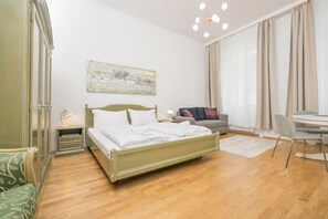 1 多间卧室、办公桌、熨斗/熨衣板、旅行婴儿床