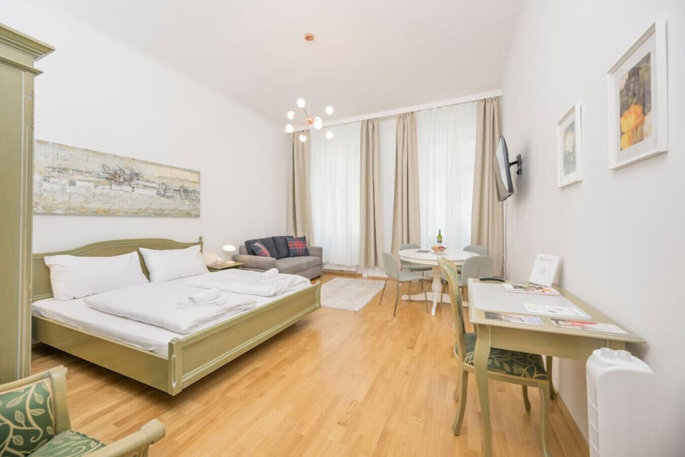 1 habitación, escritorio, tabla de planchar con plancha y cuna de viaje 