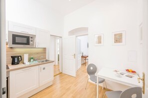 Fridge, microwave, oven, stovetop - Best of Hernals Top 30 (Vienna)