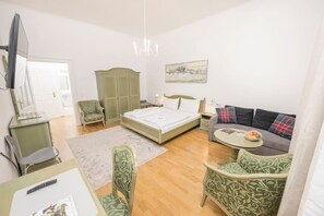 2 bedrooms, desk, iron/ironing board, travel cot - Best of Hernals Top 30 (Vienna)