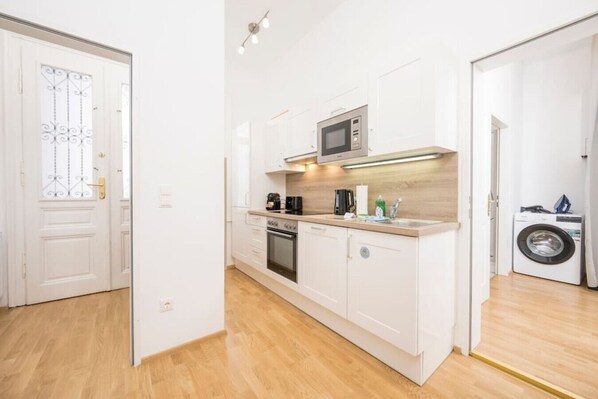 Fridge, microwave, oven, stovetop - Best of Hernals Top 30 (Vienna)