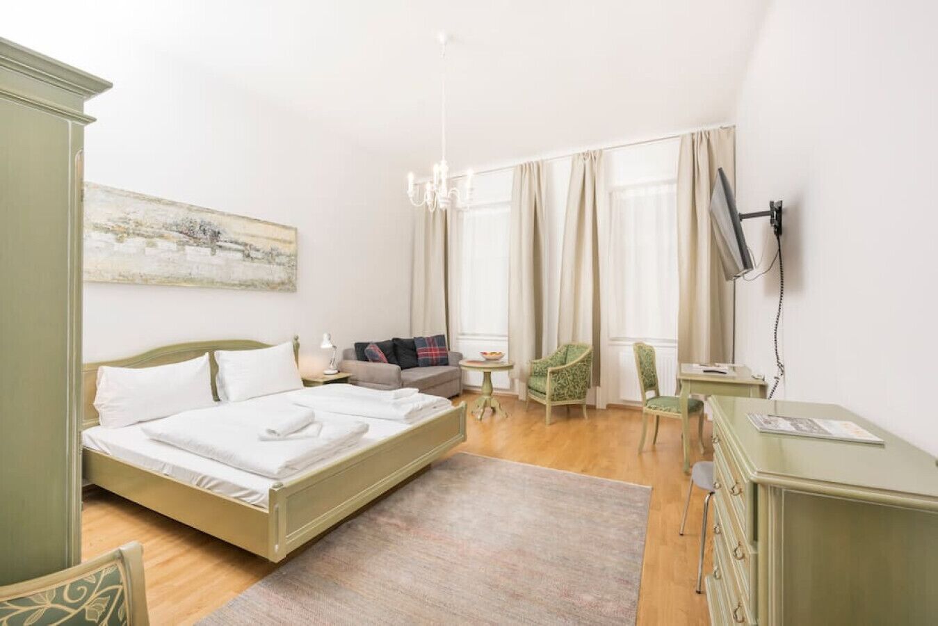 2 Schlafzimmer, Schreibtisch, Bügeleisen/Bügelbrett, Reisekinderbett