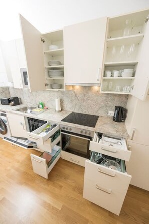 Fridge, microwave, oven, stovetop - Best of Hernals Top 34 (Vienna)