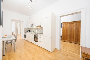 Fridge, microwave, oven, stovetop - Best of Hernals Top 34 (Vienna)