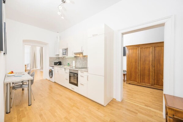 Fridge, microwave, oven, stovetop - Best of Hernals Top 34 (Vienna)