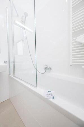 Kostenlose Toilettenartikel, Haartrockner, Handtücher