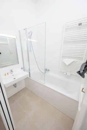 Hair dryer, towels - Best of Hernals Top 34 (Vienna)