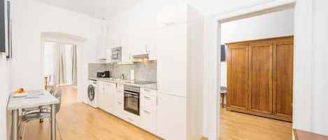 冷蔵庫、電子レンジ、オーブン、コンロ