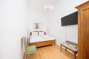 Een bureau, een strijkplank/strijkijzer, reisbedje, wifi