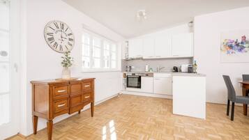 Frigorífico, microondas, horno y placa de cocina