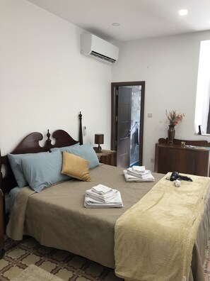 1 bedroom, desk, iron/ironing board, WiFi