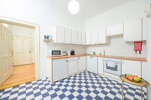Fridge, microwave, oven, stovetop - Central Business Apartment (Vienna)