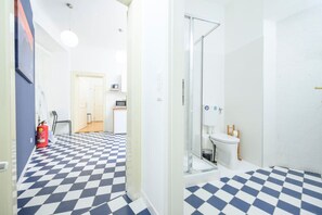 Secador de cabelo, toalhas de banho