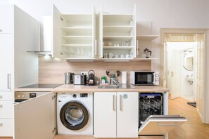 冷蔵庫、電子レンジ、オーブン、コンロ