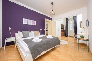 Desk, iron/ironing board, WiFi, bed sheets - Central Business Apartment (Vienna)