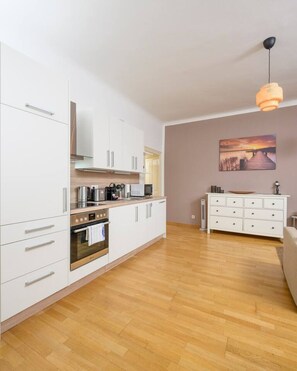 冷蔵庫、電子レンジ、オーブン、コンロ