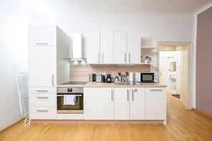 Fridge, microwave, oven, stovetop - Central Business Apartment (Vienna)